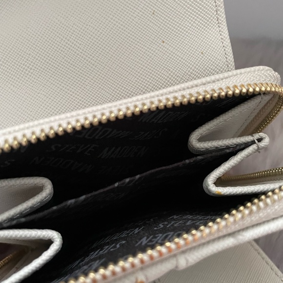 🎁GIFTED🎁✨Steve Madden Tri-Fold Wallet with Coin Zipper area ✨NEW - Picture 5 of 7